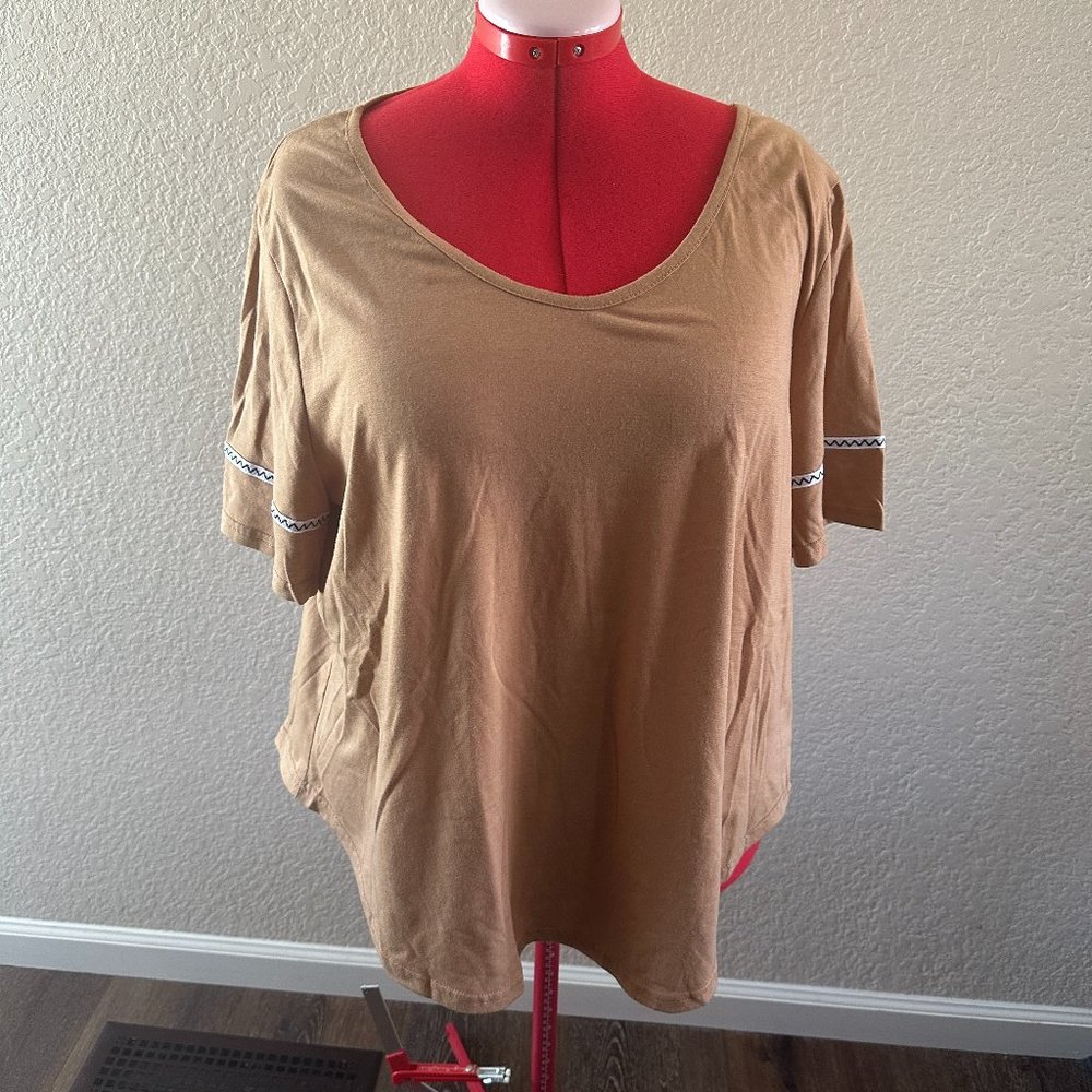 Emery Rose Solid Tan Round Neck Short-sleeve T-shirt with Tribal armband Size 3X